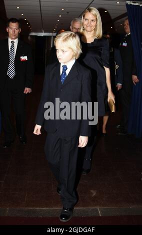 Die norwegische Kronprinzessin Mette-Marit und ihr Sohn Marius kommen am Dienstag, den 11. Dezember 2007, zum Friedensnobelpreis-Konzert im Oslo Spektrum an. Foto: Lise Aserud / SCANPIX Code 20520 Stockfoto