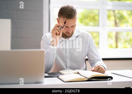 Professioneller Buchhalter Im Büro. Finanz- Und Budgetberater Stockfoto