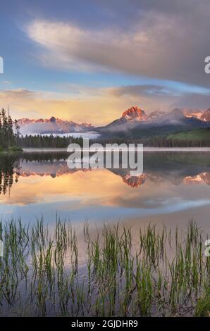 USA, Idaho. Little Redfish Lake bei Sonnenaufgang, Sawtooth National Recreation Area. Stockfoto