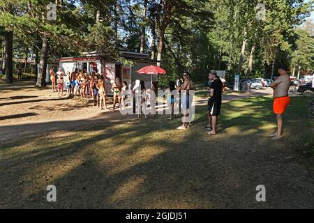 Am 16. August 2020 war es in Varamobaden in Motala, Schweden, überfüllt, als Menschen während der Coronavirus-Pandemie an den Strand strömten, um die Sonne und das warme Wetter zu genießen. Foto: Jeppe Gustafsson / Aftonbladet / TT-Code 2512 Stockfoto