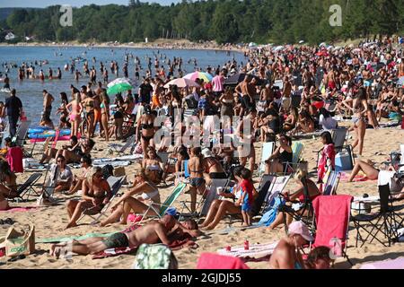 Am 16. August 2020 war es in Varamobaden in Motala, Schweden, überfüllt, als Menschen während der Coronavirus-Pandemie an den Strand strömten, um die Sonne und das warme Wetter zu genießen. Foto: Jeppe Gustafsson / Aftonbladet / TT-Code 2512 Stockfoto