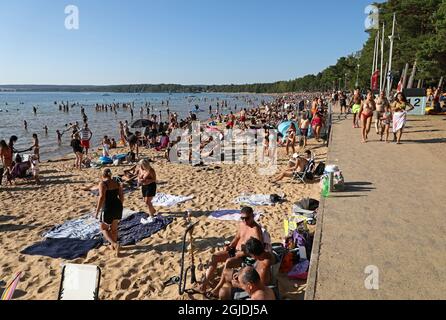 Am 16. August 2020 war es in Varamobaden in Motala, Schweden, überfüllt, als Menschen während der Coronavirus-Pandemie an den Strand strömten, um die Sonne und das warme Wetter zu genießen. Foto: Jeppe Gustafsson / Aftonbladet / TT-Code 2512 Stockfoto