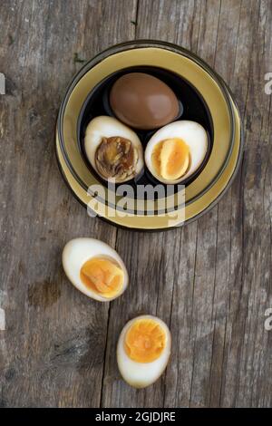 Zwei Eierhälften. Eier in Sojasauce mariniert. Foto: Janerik Henriksson / TT / Code 10010 Stockfoto