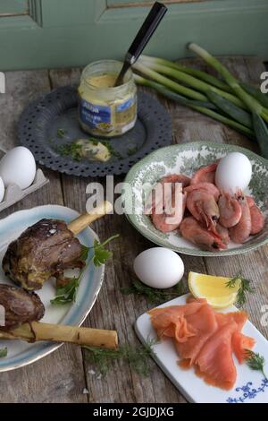 Schwedisches Osteressen: Lammkeule, geräucherter Lachs, Eier, Garnelen und Hering Foto: Janerik Henriksson / TT / Code 10010 Stockfoto