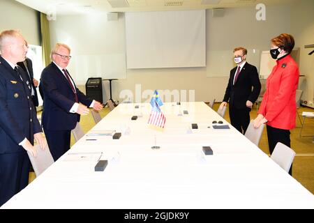 Der schwedische Verteidigungsminister Peter Hultqvist (L) und der US-Botschafter Ken Howery sowie die US-Sekretärin der Luftwaffe Barbara M. Barrett (R) treffen sich am Freitag, den 28. August 2020, im Clarion Hotel, Arlanda Airport vor Stockholm zu bilateralen Gesprächen über regionale Sicherheit in der unmittelbaren Umgebung und arktische Fragen. Foto: Fredrik Sandberg / TT-Code 10080 Stockfoto