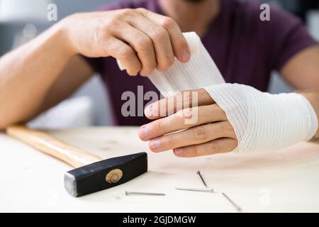 Hand- Und Fingerverband Nach Hammerunfall. Verletzter Fingernagel Stockfoto