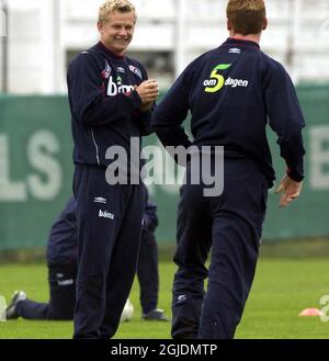 Der Liverpooler John Arne Riise (r) wurde während des Trainings der Nationalmannschaften Nowerwegis in Bukarest, Rumänien, zum Mond gezwungen.Tottenhams Steffen Iversen (l), Riise und andere spielten mit dem Ball, und der Deal war, dass er, der den Ball zuerst auf den Boden warf, auch in der Öffentlichkeit seine Hinterbeine gezeigt hätte Stockfoto