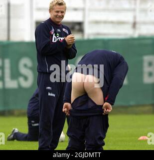 Der Liverpooler John Arne Riise (r) wurde während des Trainings der Nationalmannschaften Nowerwegis in Bukarest, Rumänien, zum Mond gezwungen.Tottenhams Steffen Iversen (l), Riise und andere spielten mit dem Ball und der Deal war, dass er, der den Ball zuerst auf den Boden warf, in der Öffentlichkeit seinen Rücken zeigen musste Stockfoto