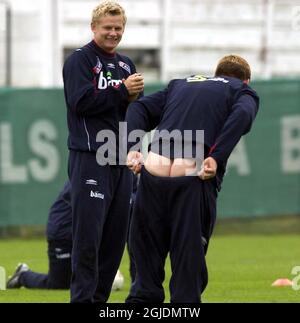 Der Liverpooler John Arne Riise (r) wurde während des Trainings der Nationalmannschaften Nowerwegis in Bukarest, Rumänien, zum Mond gezwungen.Tottenhams Steffen Iversen (l), Riise und andere spielten mit dem Ball, und der Deal war, dass er, der den Ball zuerst auf den Boden warf, auch in der Öffentlichkeit seine Hinterbeine gezeigt hätte Stockfoto