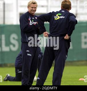 Der Liverpooler John Arne Riise (r) wurde während des Trainings der Nationalmannschaften Nowerwegis in Bukarest, Rumänien, zum Mond gezwungen.Tottenhams Steffen Iversen (l), Riise und andere spielten mit dem Ball, und die Vereinbarung war, dass derjenige, der den Ball zuerst auf den Boden warf, in der Öffentlichkeit seinen Rücken zeigen muss Stockfoto