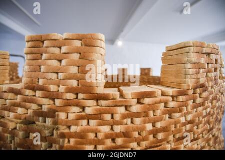 WANAS 2020-10-16 in der Kunstgalerie von Wanas befindet sich ein 1,5 Meter hoher runder Turm aus 12,000 Toastscheiben. - Ich habe den Sommer damit verbracht, verschiedene Brotsorten auszuprobieren, es ist unglaublich spannend zu sehen, wie sich das Brot verhält, sagt die Künstlerin Louise Waite, 32. Als Louise in Brighton Kunst studierte, begann sie, über Brot als Material nachzudenken. Seitdem sind Brot und Teig in Louise immer wieder Materialien. Für den Turm hat Louise 320 Pakete mit je 367 Scheiben Brot verwendet, insgesamt fast 12,000 Scheiben. Das Kunstwerk ist etwa einen halben Meter hoch und hat einen Kreis Stockfoto