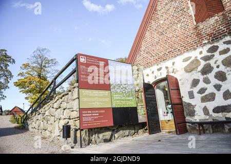 WANAS 2020-10-16 in der Kunstgalerie von Wanas befindet sich ein 1,5 Meter hoher runder Turm aus 12,000 Toastscheiben. - Ich habe den Sommer damit verbracht, verschiedene Brotsorten auszuprobieren, es ist unglaublich spannend zu sehen, wie sich das Brot verhält, sagt die Künstlerin Louise Waite, 32. Als Louise in Brighton Kunst studierte, begann sie, über Brot als Material nachzudenken. Seitdem sind Brot und Teig in Louise immer wieder Materialien. Für den Turm hat Louise 320 Pakete mit je 367 Scheiben Brot verwendet, insgesamt fast 12,000 Scheiben. Das Kunstwerk ist etwa einen halben Meter hoch und hat einen Kreis Stockfoto