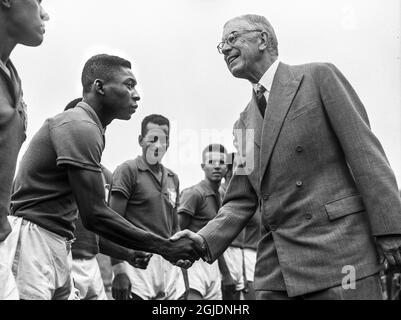 STOCKHOLM 1958-06-29 PelÃ© (L) aus Brasilien wird am 29. Juni 1958 vom schwedischen König Gustaf VI. Adolf vor dem FIFA-Fußballfinale zwischen Schweden und Brasilien im Rasunda-Stadion in Stockholm, Schweden, begrüßt. Brasilien gewann 5-2 und wurde zum ersten Mal Weltmeister, Foto: Pressens Bild / TT / Code: 190 Stockfoto