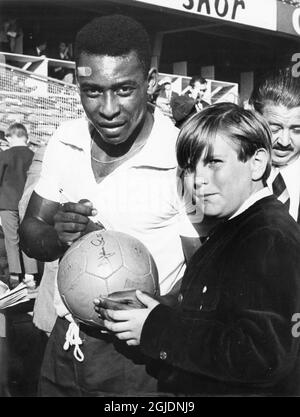 DATEI STOCKHOLM 1965-06-27 Pelé aus Brasilien unterzeichnet sein Autogramm auf einem Fußball für Stefan Engberg, einen jungen schwedischen Fan, nach einem Freundschaftsspiel zwischen Brasilien und Turebergs IK im Rasunda-Stadion in Stockholm, Schweden. Foto: Freddy Lindstrom / TT / kod: 1047 Stockfoto