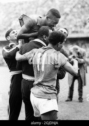 DATEI STOCKHOLM 1958-06-29 Pele (TOP) aus Brasilien feiert mit seinen Teamkollegen, nachdem Brasilien im Rasunda-Stadion in Stockholm, Schweden, das Finale der FIFA-Weltmeisterschaft gewonnen hat. Brasilien gewann 5-2. Foto: Svenskt Fotoreportage / TT / Code 197 Stockfoto