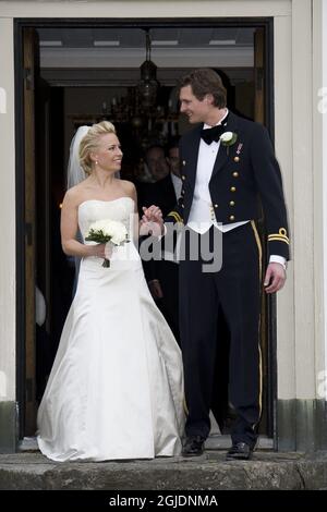 Charlotte Kreuger und Christoffer Cederlund vor der Sandhamn-Kapelle im Stockholms-Archipel bei ihrer Hochzeit. Stockfoto