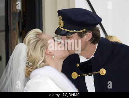 Charlotte Kreuger und Christoffer Cederlund küssen sich nach ihrer Hochzeit vor der Sandhamn-Kapelle im Stockholmer Archipel. Stockfoto