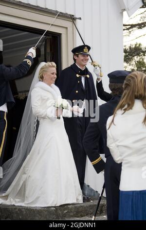 Charlotte Kreuger und Christoffer Cederlund vor der Sandhamn-Kapelle im Stockholms-Archipel bei ihrer Hochzeit am Samstag, den 16 2008. Februar. Kreuger ist eine Freundin von Prinzessin Victoria und die schwedische Königsfamilie war bei der Hochzeit anwesend. Foto Suvad Mrkonjic / SCANPIX kod 7000 **BETALBILD AFTONBLADET OUT** Stockfoto