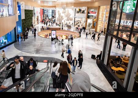 Besucher des Einkaufszentrums Westfield Mall of Scandinavia in Solna, außerhalb von Stockholm, Schweden 30. Oktober 2020. Die schwedische Gesundheitsbehörde hat ihre Empfehlungen für fünf Regionen Schwedens verschärft, da immer mehr Fälle der pandemischen COVID-19-Krankheit durch das Coronavirus SARS CoV-2 auftreten. Foto: Amir Nabizadeh / TT kod 12040 Stockfoto