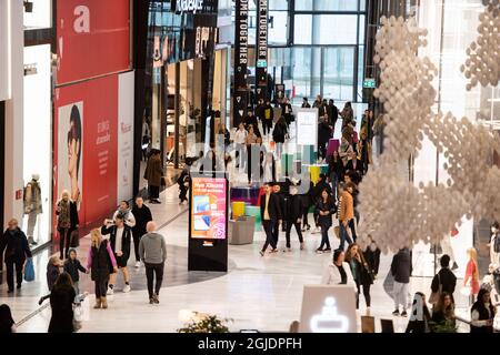 Besucher des Einkaufszentrums Westfield Mall of Scandinavia in Solna, außerhalb von Stockholm, Schweden 30. Oktober 2020. Die schwedische Gesundheitsbehörde hat ihre Empfehlungen für fünf Regionen Schwedens verschärft, da immer mehr Fälle der pandemischen COVID-19-Krankheit durch das Coronavirus SARS CoV-2 auftreten. Foto: Amir Nabizadeh / TT kod 12040 Stockfoto