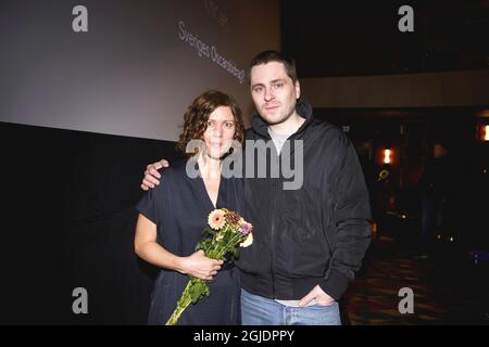 Die Regisseurin Amanda Kernell und der Schauspieler Sverrir Gudnason in Stockholm, Schweden, 03. November 2020, nachdem bekannt gegeben wurde, dass ihr Film 'Charter' als schwedische Einreichung für den Oscar für den besten internationalen Spielfilm ausgewählt wurde Foto: Jessica Gow / TT Code 10070 Stockfoto