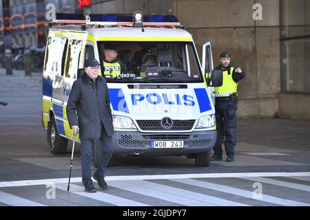 Schwedische Polizeikräfte melden sich am 06. November 2020 nach einer Reihe von Terroranschlägen in Europa auf der Klarabergsgatan in Stockholm, Schweden, in Alarmbereitschaft. Obwohl die nationâ €™s Terrorismus Bedrohung Niveau bleibt unverändert der Zweck ist unter anderem, um in der Lage, schnell im Falle eines möglichen Terroranschlags zu handeln. Foto: Claudio Bresciani / TT / Code 10090 Stockfoto