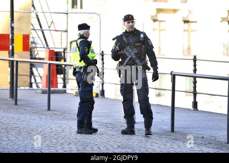 Schwedische Polizeikräfte sind am 06. November 2020 nach einer Reihe von Terroranschlägen in Europa vor Riksdagen in Stockholm, Schweden, in Alarmbereitschaft. Obwohl die nationâ €™s Terrorismus Bedrohung Niveau bleibt unverändert der Zweck ist unter anderem, um in der Lage, schnell im Falle eines möglichen Terroranschlags zu handeln. Foto: Claudio Bresciani / TT / Code 10090 Stockfoto