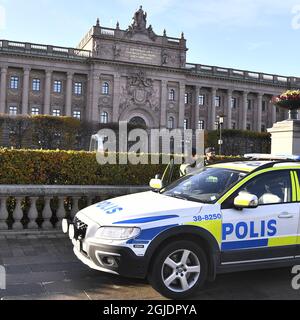 Schwedische Polizeikräfte sind am 06. November 2020 nach einer Reihe von Terroranschlägen in Europa vor Riksdagen in Stockholm, Schweden, in Alarmbereitschaft. Auch wenn das Bedrohungsniveau des Terrorismus in der Nation unverändert bleibt, besteht der Zweck unter anderem darin, im Falle eines möglichen Terroranschlags schnell handeln zu können. Foto: Claudio Bresciani / TT / Code 10090 Stockfoto