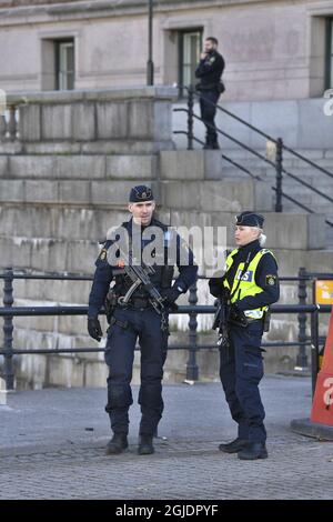 Schwedische Polizeikräfte sind am 06. November 2020 nach einer Reihe von Terroranschlägen in Europa vor Riksdagen in Stockholm, Schweden, in Alarmbereitschaft. Obwohl die nationâ €™s Terrorismus Bedrohung Niveau bleibt unverändert der Zweck ist unter anderem, um in der Lage, schnell im Falle eines möglichen Terroranschlags zu handeln. Foto: Claudio Bresciani / TT / Code 10090 Stockfoto