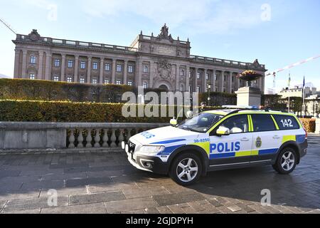 Schwedische Polizeikräfte sind am 06. November 2020 nach einer Reihe von Terroranschlägen in Europa vor Riksdagen in Stockholm, Schweden, in Alarmbereitschaft. Auch wenn das Bedrohungsniveau des Terrorismus in der Nation unverändert bleibt, besteht der Zweck unter anderem darin, im Falle eines möglichen Terroranschlags schnell handeln zu können. Foto: Claudio Bresciani / TT / Code 10090 Stockfoto