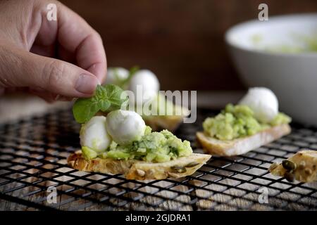 Bruschetta mit Farmbohnen, Minimozzarella und eingelegten Chilischoten Foto Janerik Henriksson / TT Code 10010 Stockfoto