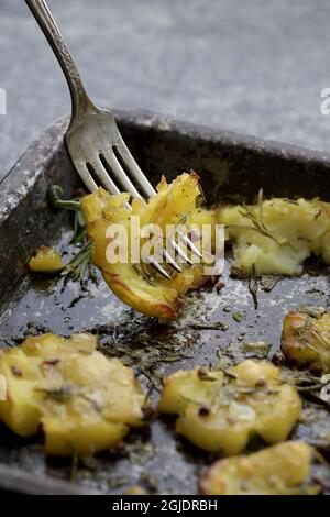 Rosmarin-Bratkartoffeln mit Vasterbotten-Käse. Foto Janerik Henriksson / TT-Code 10010 Stockfoto