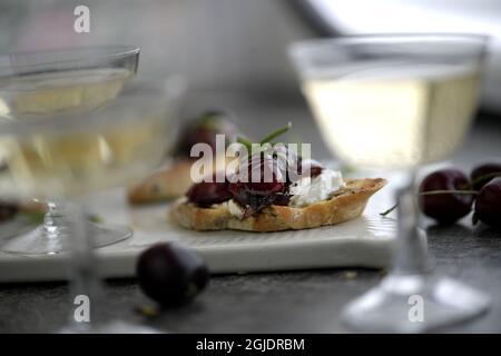 Crostini mit Rosmarin, Kirschen und Ziegenkäse. Foto Janerik Henriksson / TT-Code 10010 Stockfoto