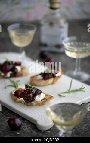 Crostini mit Rosmarin, Kirschen und Ziegenkäse. Foto Janerik Henriksson / TT-Code 10010 Stockfoto