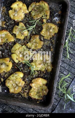 Rosmarin-Bratkartoffeln mit Vasterbotten-Käse. Foto Janerik Henriksson / TT-Code 10010 Stockfoto