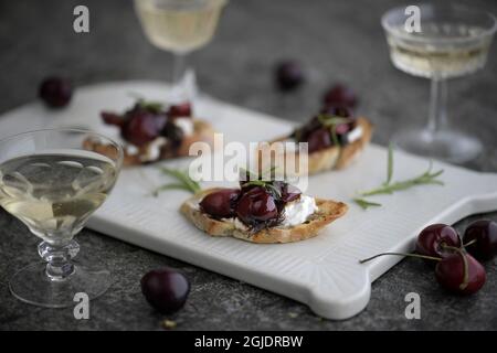 Crostini mit Rosmarin, Kirschen und Ziegenkäse. Foto Janerik Henriksson / TT-Code 10010 Stockfoto