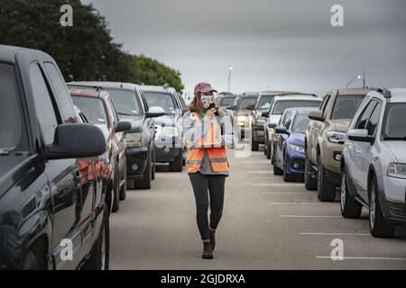 Lange Warteschlangen auf einem Parkplatz am Temple College in Temple, Texas, USA, wo Bauern an Familien Lebensmittelkisten an diejenigen verteilt werden, die es sich nicht leisten können, ihr eigenes Essen zu kaufen. Foto: Peter Wixtrom / Aftonbladet / TT-Code 2512 Stockfoto