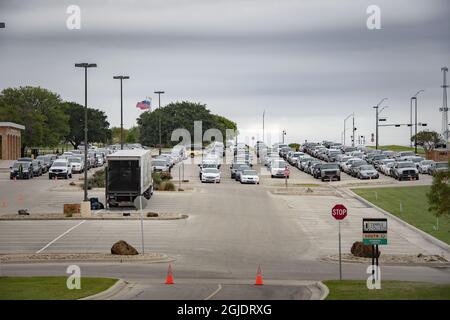 Lange Warteschlangen auf einem Parkplatz am Temple College in Temple, Texas, USA, wo Bauern an Familien Lebensmittelkisten an diejenigen verteilt werden, die es sich nicht leisten können, ihr eigenes Essen zu kaufen. Foto: Peter Wixtrom / Aftonbladet / TT-Code 2512 Stockfoto