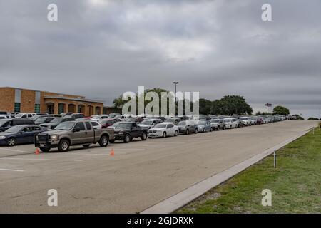 Lange Warteschlangen auf einem Parkplatz am Temple College in Temple, Texas, USA, wo Bauern an Familien Lebensmittelkisten an diejenigen verteilt werden, die es sich nicht leisten können, ihr eigenes Essen zu kaufen. Foto: Peter Wixtrom / Aftonbladet / TT-Code 2512 Stockfoto