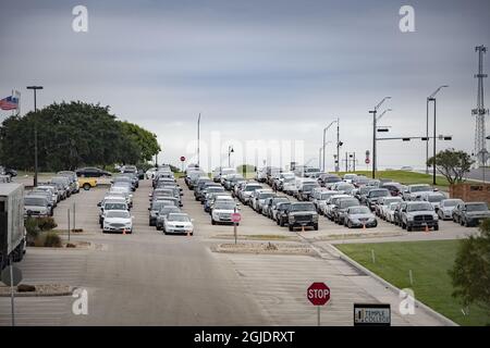 Lange Warteschlangen auf einem Parkplatz am Temple College in Temple, Texas, USA, wo Bauern an Familien Lebensmittelkisten an diejenigen verteilt werden, die es sich nicht leisten können, ihr eigenes Essen zu kaufen. Foto: Peter Wixtrom / Aftonbladet / TT-Code 2512 Stockfoto