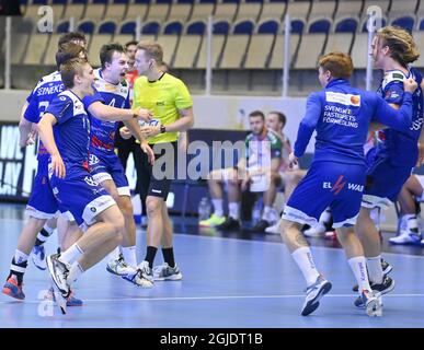 Alingsas 2020-11-24 EHF European League Alingsas - SC Magdeburg 29 - 28 Samuel Lindberg brüllt nach seinem letzten und entscheidenden Tor mit seinem Team seine Siegesfreude Foto Tommy Holl / TT Code 2391 Stockfoto