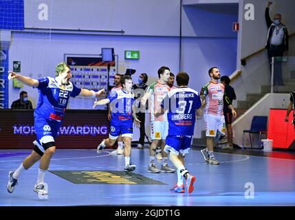 Alingsas 2020-11-24 EHF European League Alingsas - SC Magdeburg 29 - 28 Samuel Lindberg brüllt nach seinem letzten und entscheidenden Tor mit seinem Team seine Siegesfreude Foto Tommy Holl / TT Code 2391 Stockfoto