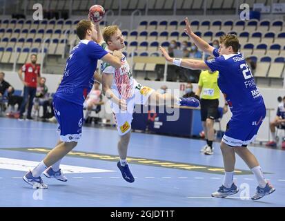 Alingsas 2020-11-24 EHF European League Alingsas - SC Magdeburg 30-29 Omar Ingi Magnusson wird von Daniel Blomgren und Axel Franzén hart getroffen Foto Tommy Holl / TT Code 2391 Stockfoto