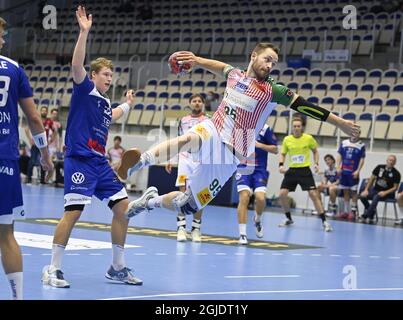 Alingsas 2020-11-24 EHF European League Alingsas - SC Magdeburg 30-29 Moritz Preuss Isak Hane schaut sich Foto Tommy Holl / TT Code 2391 an Stockfoto