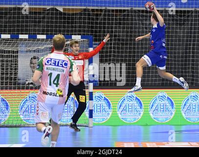 Alingsas 2020-11-24 EHF European League Alingsas - SC Magdeburg 30-29 Samuel Lindberg gegen Tobias Thulin Foto Tommy Holl / TT Code 2391 Stockfoto