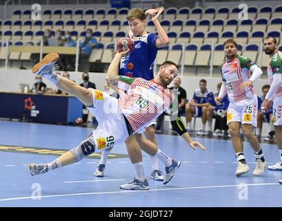 Alingsas 2020-11-24 EHF European League Alingsas - SC Magdeburg 30-29 Moritz Preuss Isak Hane schaut sich Foto Tommy Holl / TT Code 2391 an Stockfoto