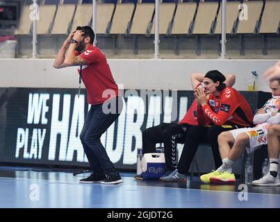 Alingsas 2020 11 24 EHF Europaliga Alingsas - SC Magdeburg 30-29 Bundestrainer Bennett Wiegert kümmert sich am Ende um sich selbst Foto Tommy Holl / TT Code 2391 Stockfoto