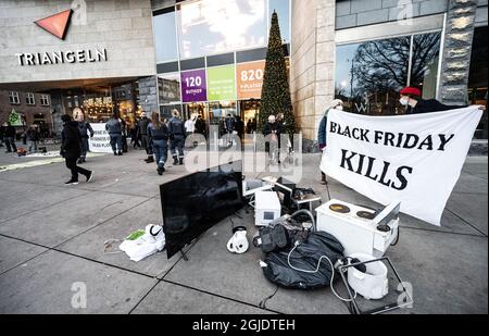 Klimaaktivisten von Extinction Rebellion demonstrieren mit Spruchbändern und einem Haufen elektronischer Abfälle vor einem Einkaufszentrum in Malmö, Schweden, anlässlich des Black Friday, 27. November 2020. Foto: Johan Nilsson / TT / Kod 50090 Stockfoto