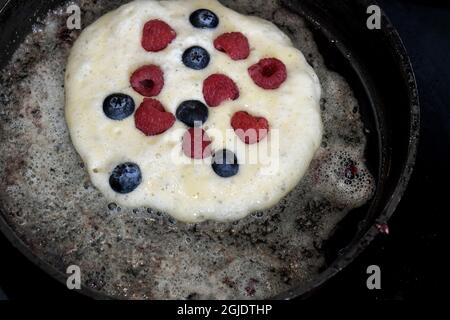 Pfannkuchen sind auf der ganzen Welt beliebt. Amerikanische Pfannkuchen mit Beeren und Kardamom. Foto Janerik Henriksson / TT / Code 10010 Stockfoto