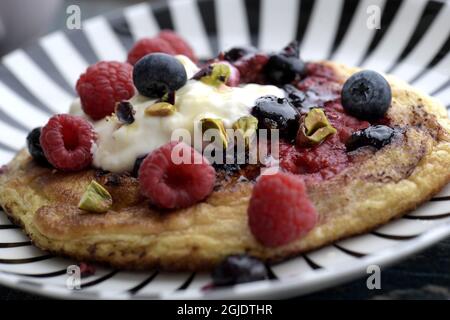 Pfannkuchen sind auf der ganzen Welt beliebt. Amerikanische Pfannkuchen mit Beeren und Kardamom. Foto Janerik Henriksson / TT / Code 10010 Stockfoto